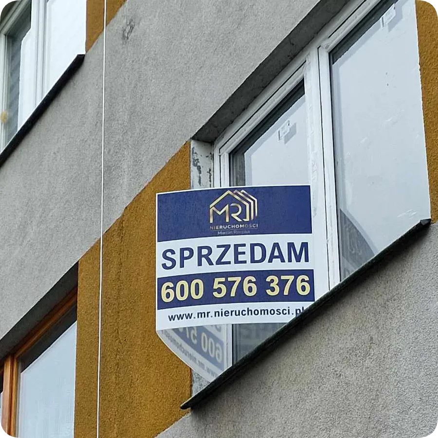 Baner reklamowy 3D na oknie mieszkania na sprzedaż – profesjonalna prezentacja oferty nieruchomości z MR Nieruchomości Marcin Rzepka